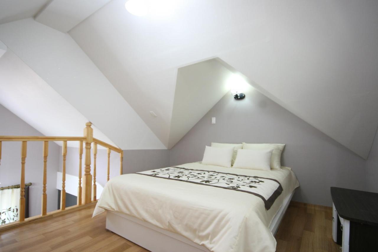 Forest Of Color Pension Hongcheon Bagian luar foto