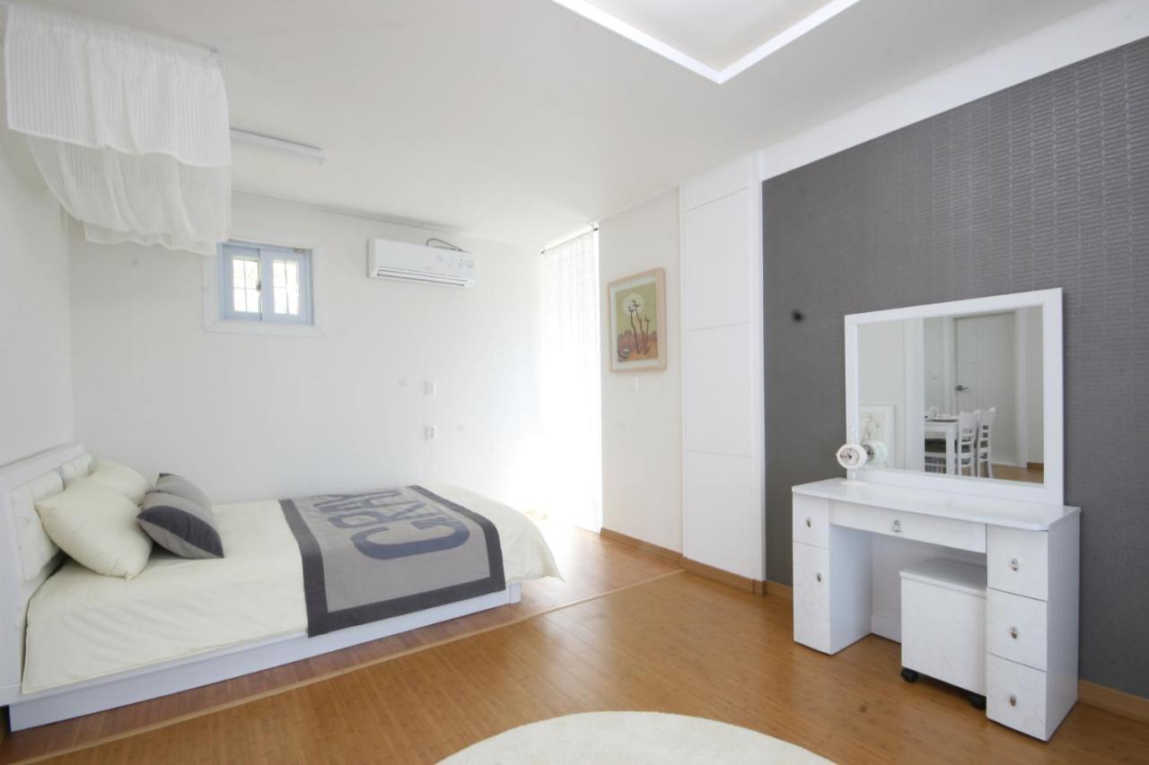 Forest Of Color Pension Hongcheon Bagian luar foto