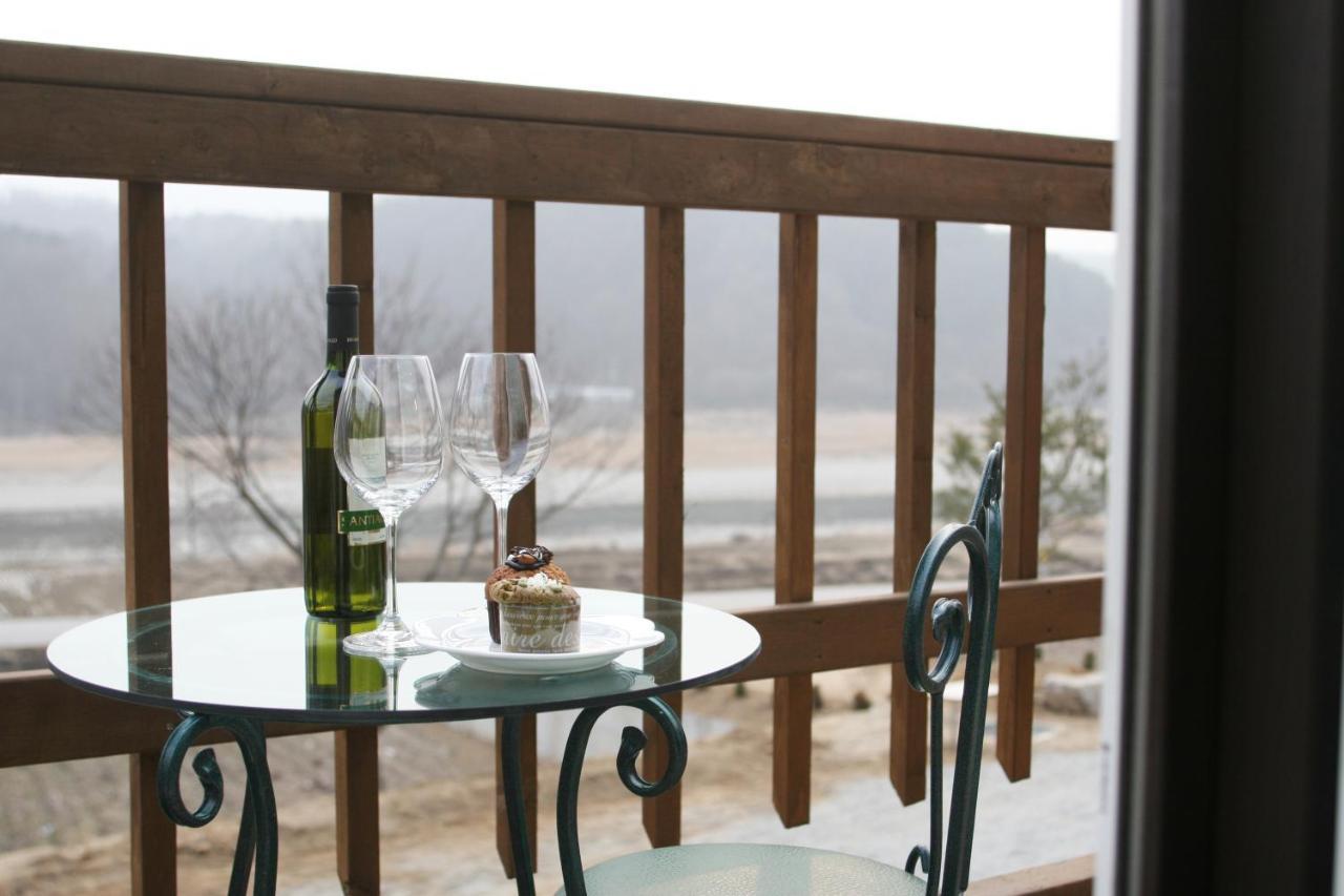 Forest Of Color Pension Hongcheon Bagian luar foto