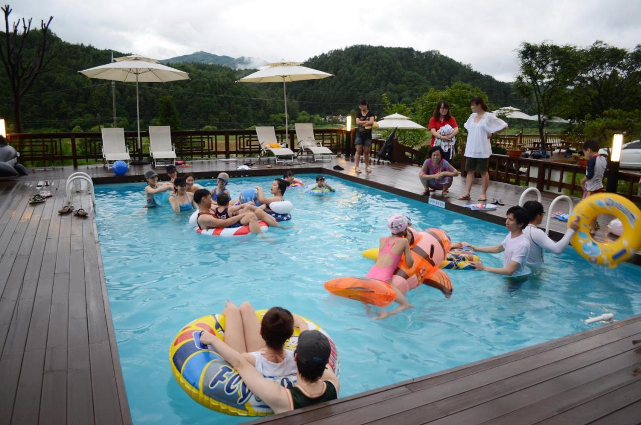 Forest Of Color Pension Hongcheon Bagian luar foto
