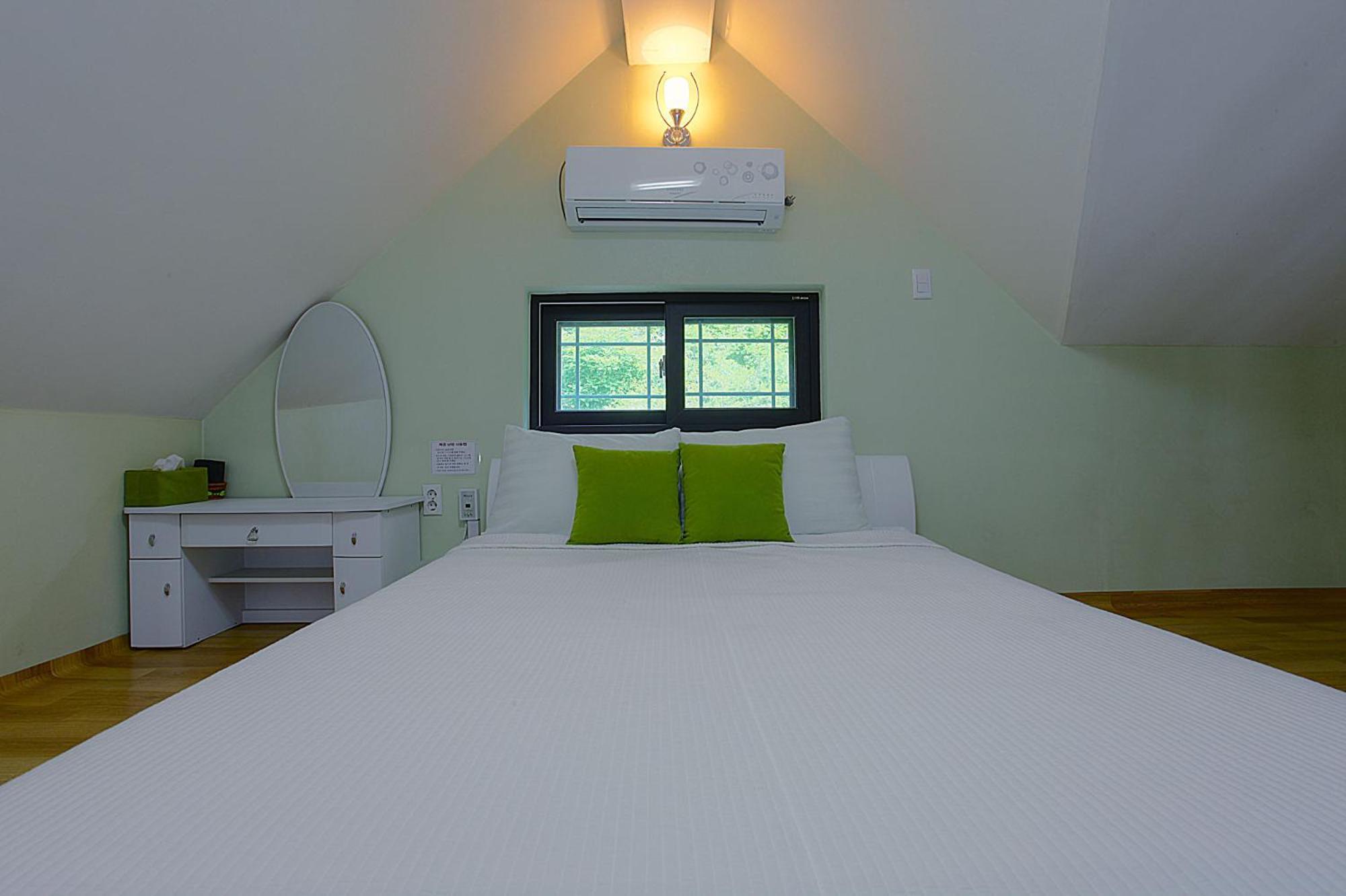Forest Of Color Pension Hongcheon Bagian luar foto