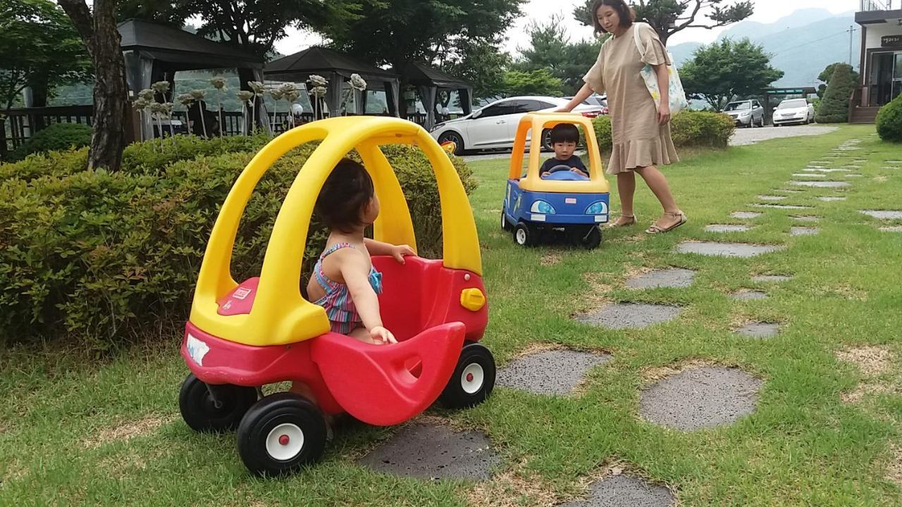 Forest Of Color Pension Hongcheon Bagian luar foto