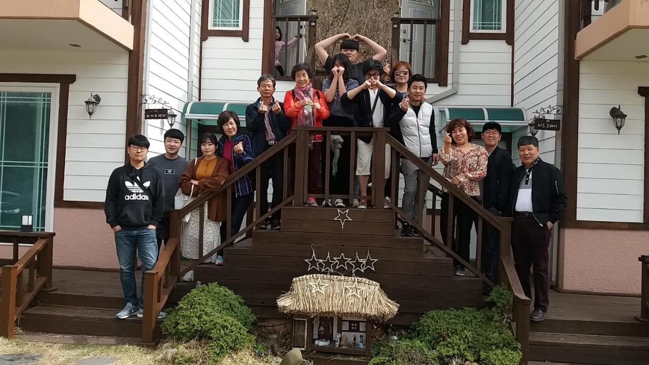Forest Of Color Pension Hongcheon Bagian luar foto