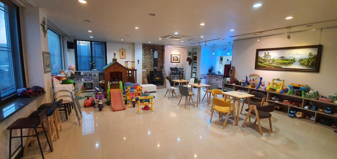 Forest Of Color Pension Hongcheon Bagian luar foto