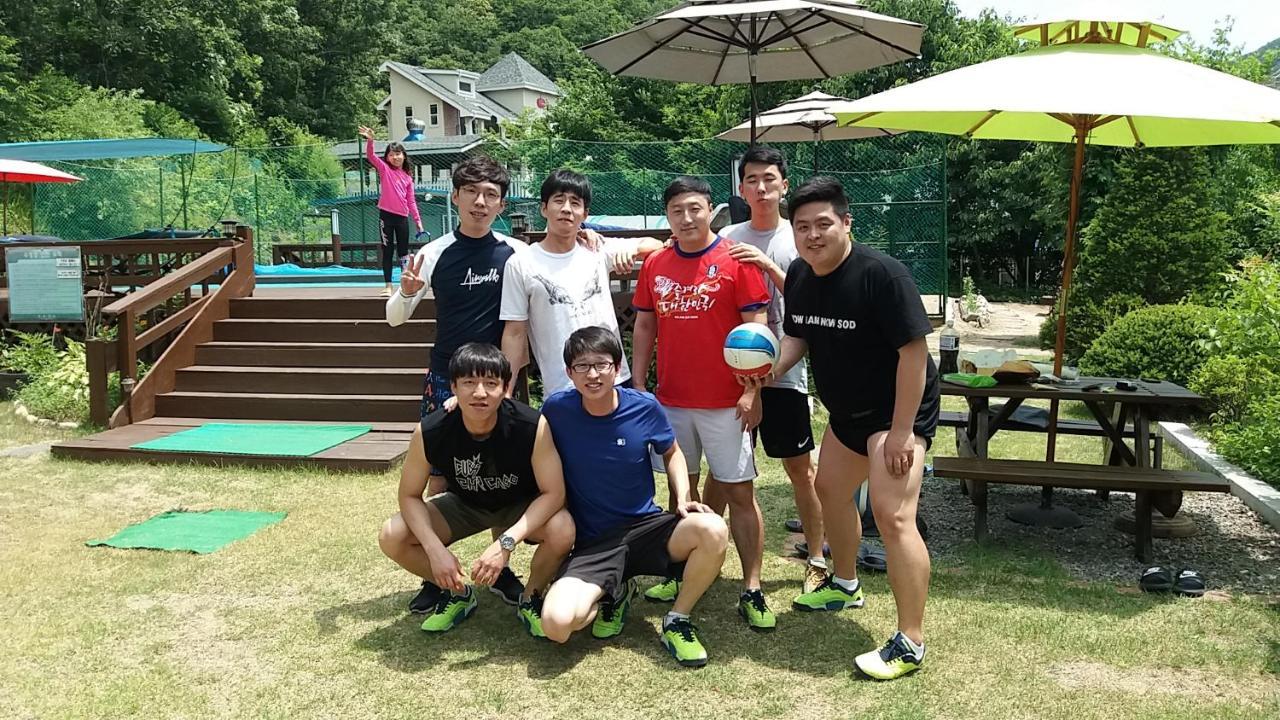Forest Of Color Pension Hongcheon Bagian luar foto